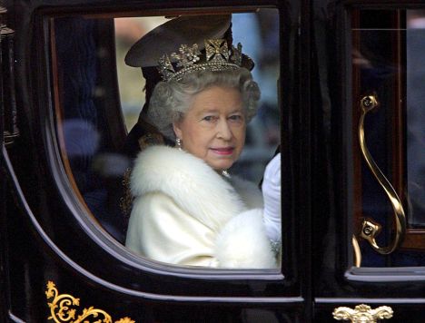 Árnyék vetülhet a pápa brit útjára – II. Erzsébetnek nem tetszik az anglikánok áttérése